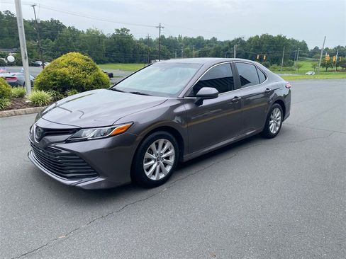 Used 2018 Toyota Camry LE FWD image 3