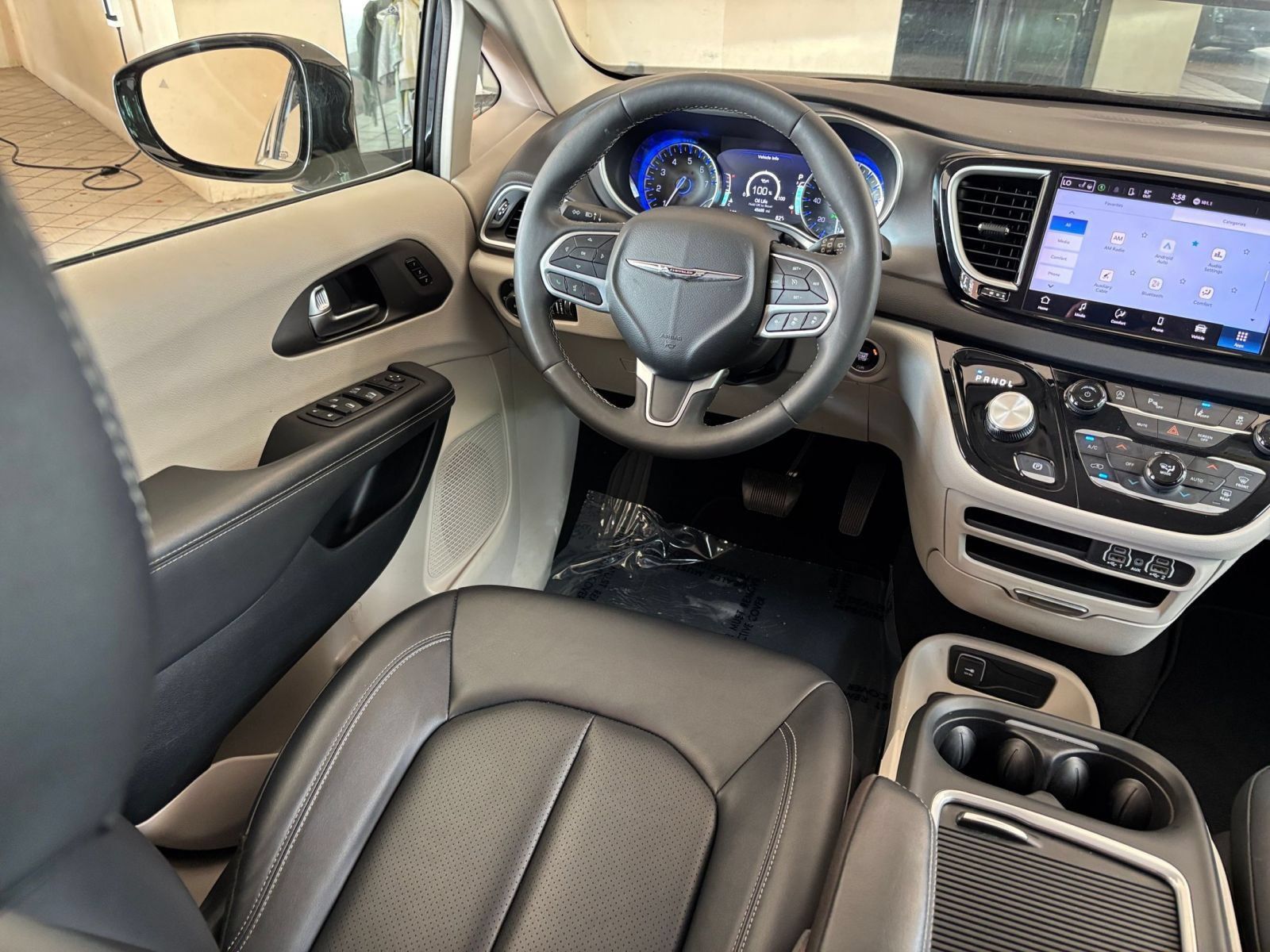 Used 2024 Chrysler Pacifica Touring-L FWD image 35