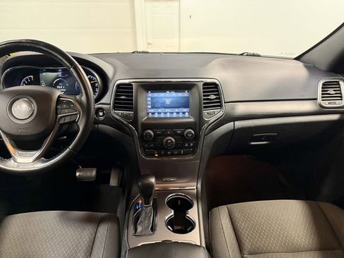 Used 2019 Jeep Grand Cherokee Laredo AWD/4WD image 19