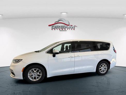 Used 2023 Chrysler Pacifica Touring-L FWD image 22
