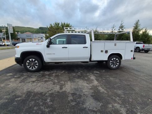 Used 2024 Chevrolet Silverado 2500 Custom w/ Custom Convenience Package AWD/4WD image 4