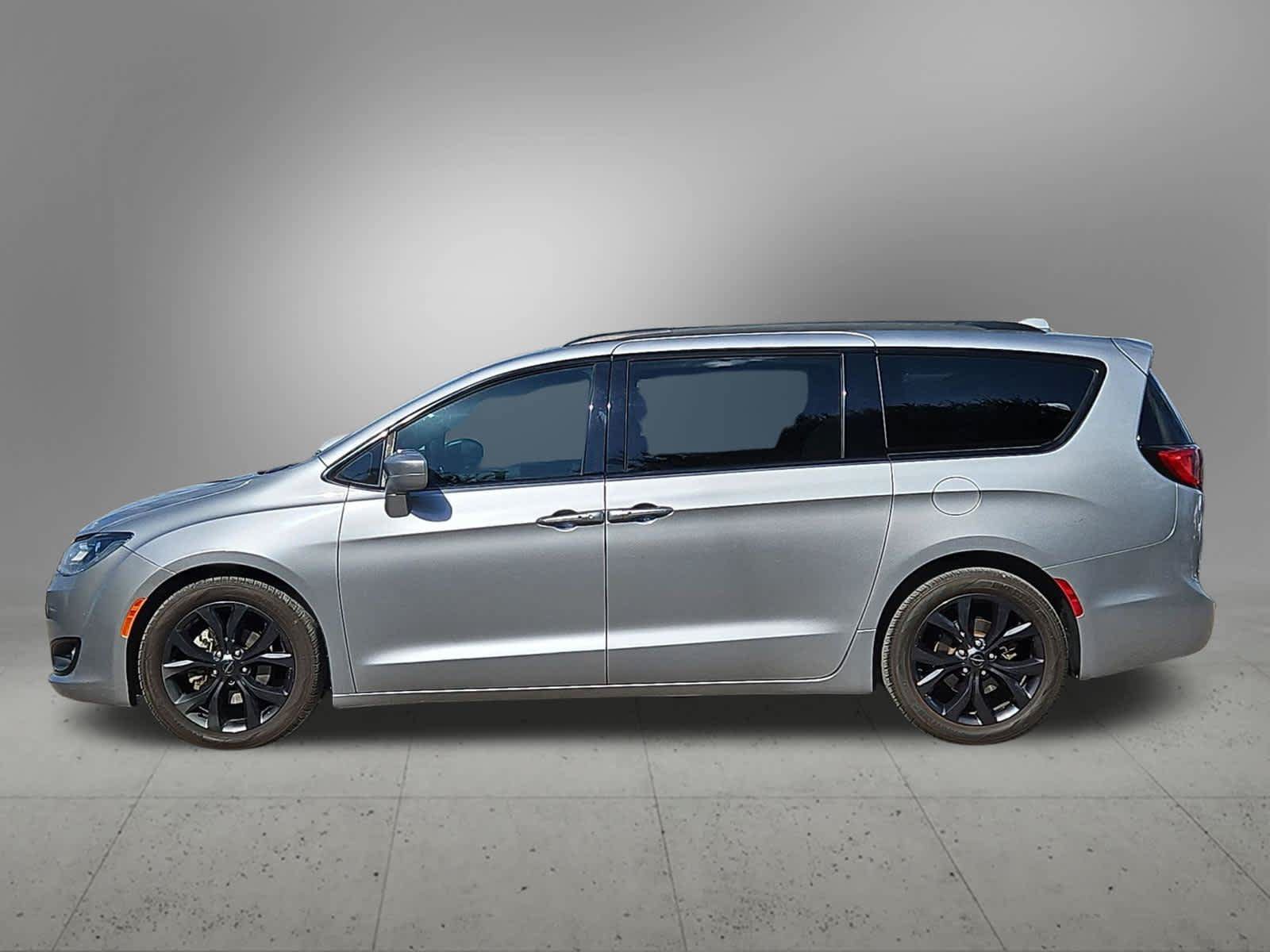 Used 2018 Chrysler Pacifica Touring Plus w/ S Appearance Package FWD image 2