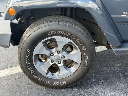 Used 2016 Jeep Wrangler Unlimited Sahara w/ Connectivity Group AWD/4WD image 18