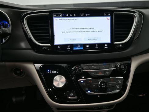 Used 2024 Chrysler Pacifica Touring-L FWD image 13