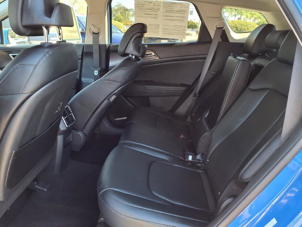 Certified 2026 Kia Sportage EX w/ EX Panorama Roof Package FWD image 11