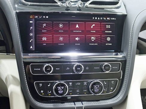 Used 2024 Bentley Bentayga Plug-In Hybrid image 22