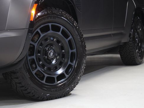 Used 2025 Land Rover Defender 110 AWD/4WD image 22