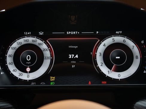 Used 2025 Aston Martin Vanquish RWD image 10