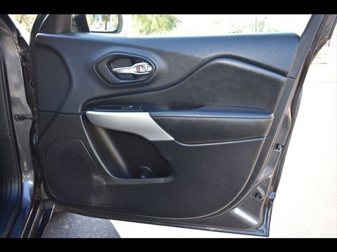 Used 2018 Jeep Cherokee Latitude Plus image 34