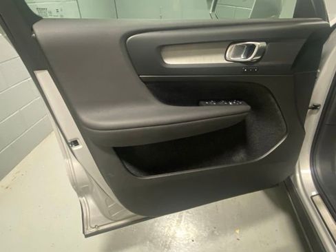 Used 2025 Volvo XC40 B5 Plus image 7