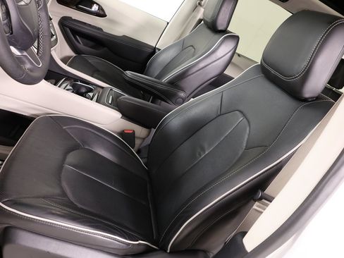 Used 2024 Chrysler Pacifica Limited FWD image 10