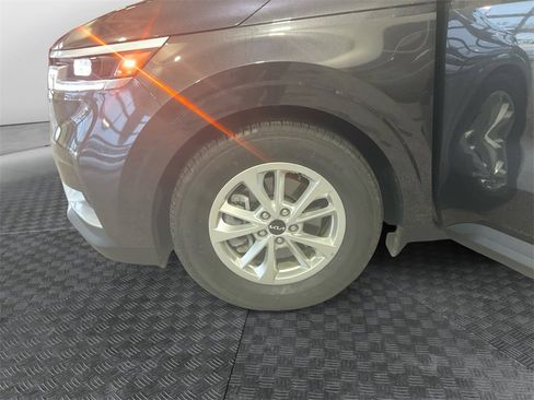 Used 2024 Kia Carnival LX image 14