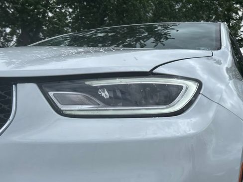 Used 2021 Chrysler Pacifica Touring FWD image 11