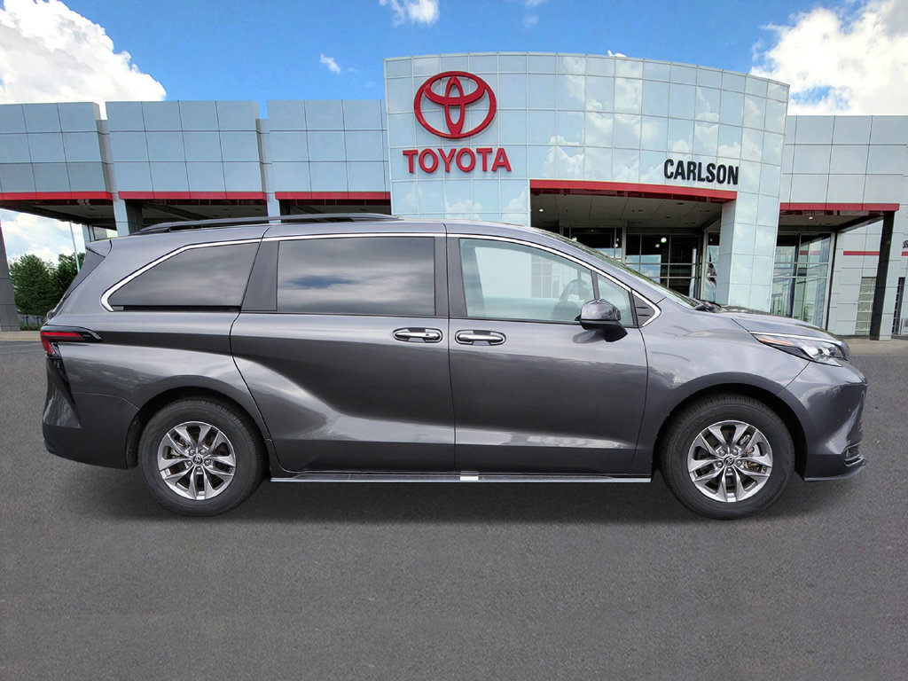 Certified 2025 Toyota Sienna XLE FWD image 4