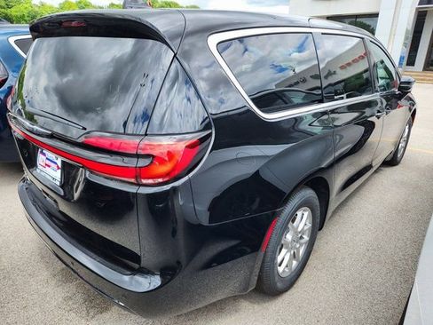 New 2025 Chrysler Pacifica Select image 3