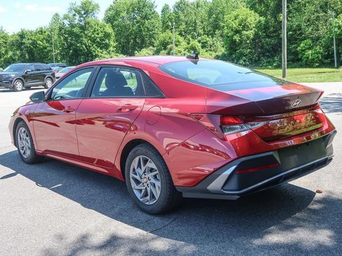 Used 2024 Hyundai Elantra SEL FWD image 12