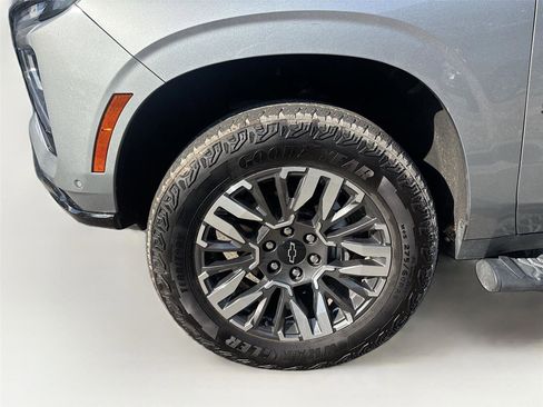 Used 2025 Chevrolet Suburban Z71 AWD/4WD image 33