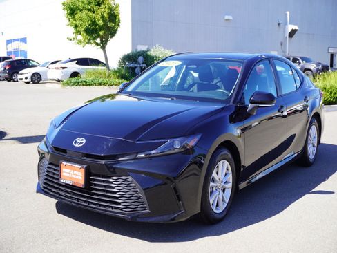 Used 2025 Toyota Camry LE FWD image 7