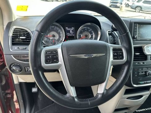 Used 2013 Chrysler Town & Country Touring FWD image 13
