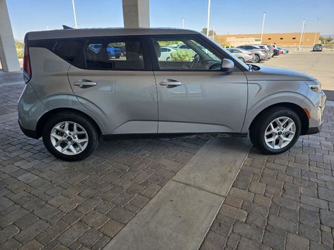 Used 2025 Kia Soul LX image 3