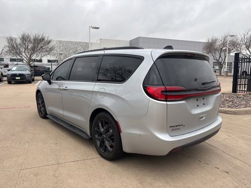 Used 2024 Chrysler Pacifica Touring-L w/ Uconnect Theater Family Group image 7