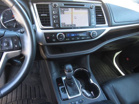 Used 2016 Toyota Highlander Limited image 19