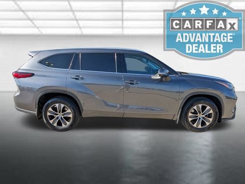 Used 2022 Toyota Highlander XLE AWD/4WD image 31
