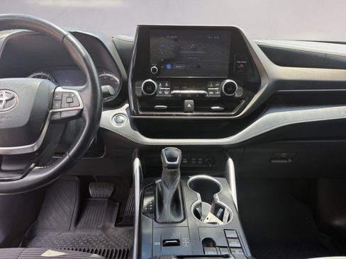 Used 2023 Toyota Highlander LE FWD image 11