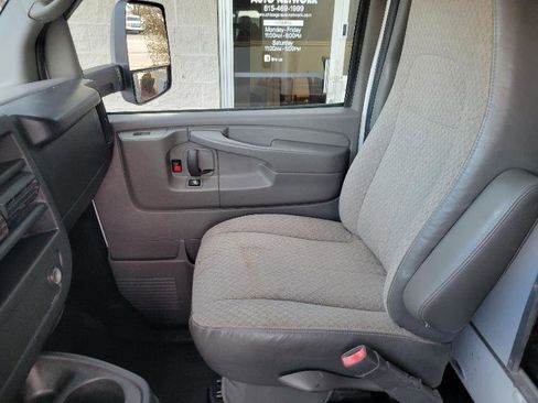 Used 2014 Chevrolet Express 4500 Extended image 36