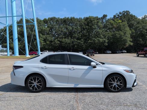 Used 2023 Toyota Camry SE FWD image 2