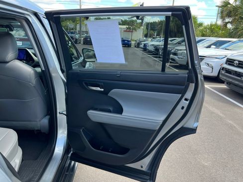 Used 2023 Toyota Highlander XLE FWD image 48