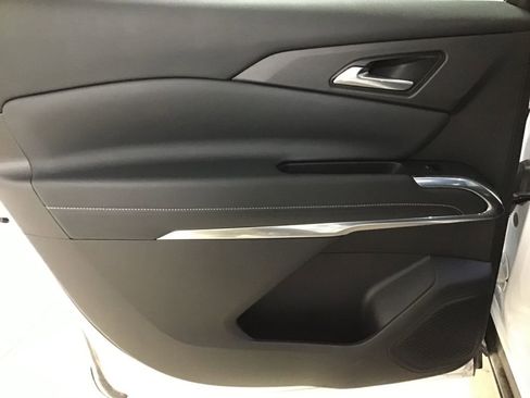 Used 2025 Chevrolet Traverse LT image 12