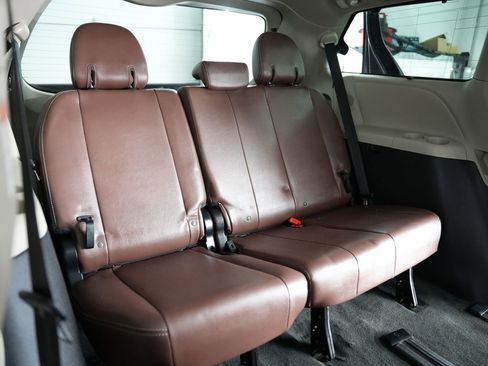 Used 2018 Toyota Sienna Limited Premium image 37