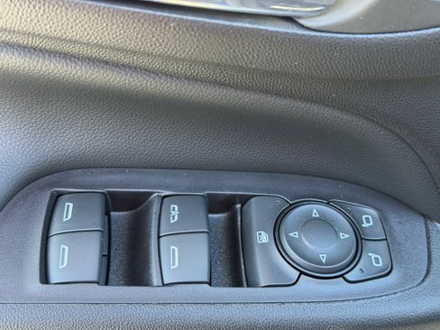 Used 2020 Chevrolet Equinox LT image 18