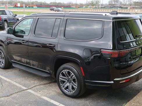 Used 2024 Jeep Wagoneer Series II image 12