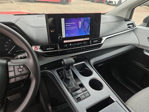 Used 2025 Toyota Sienna LE image 20