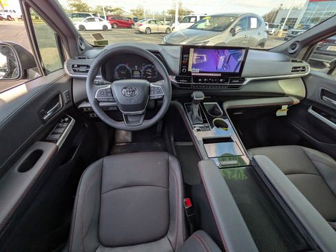 Used 2025 Toyota Sienna XSE w/ XSE Premium Package image 13