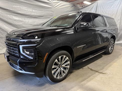 Used 2025 Chevrolet Suburban High Country image 3