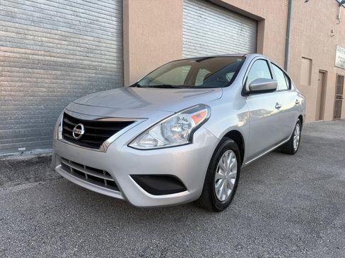 Used 2019 Nissan Versa SV image 3
