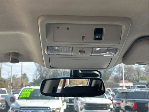 Used 2019 Nissan Titan SV w/ SV Convenience Package image 17