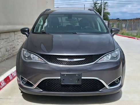 Used 2017 Chrysler Pacifica Touring-L w/ Tire & Wheel Group FWD image 6
