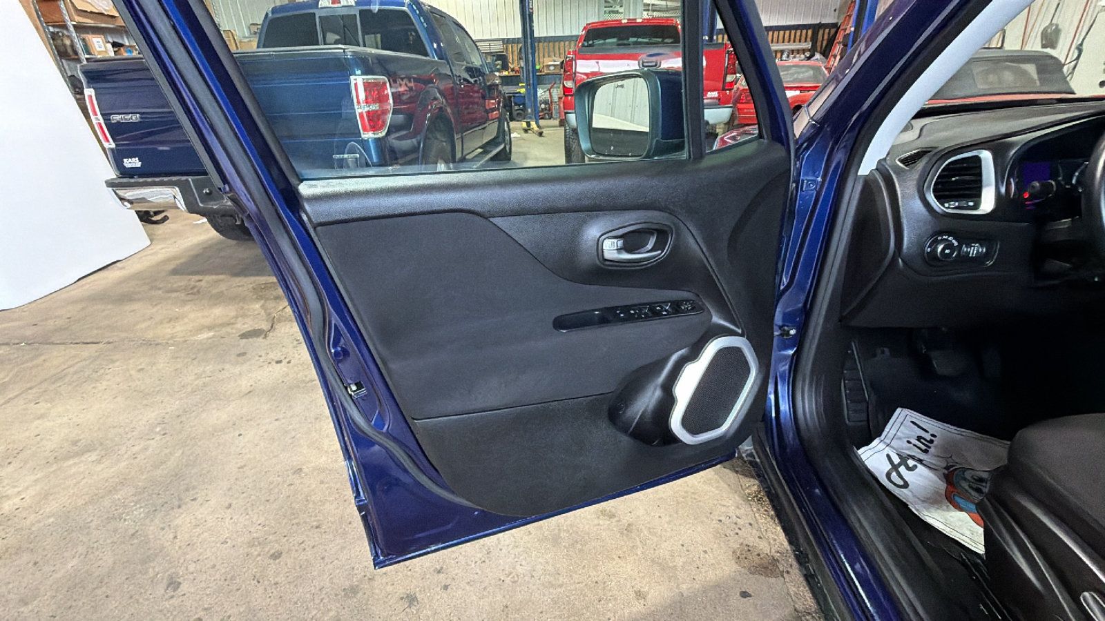 Used 2019 Jeep Renegade Latitude w/ Cold Weather Group AWD/4WD image 10