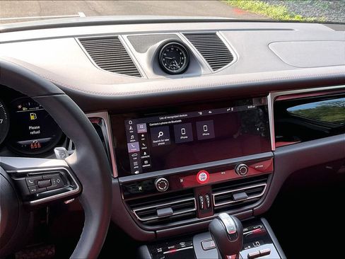 Certified 2023 Porsche Macan AWD/4WD image 10