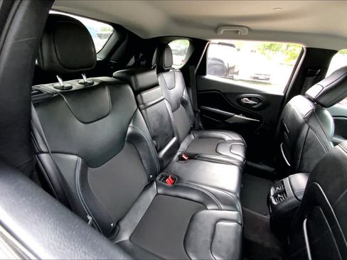 Used 2019 Jeep Cherokee Latitude Plus FWD image 19