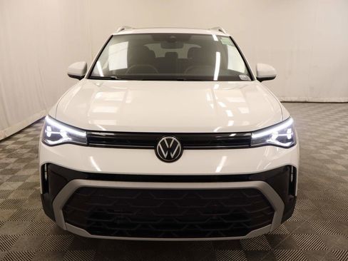 Used 2025 Volkswagen Taos SE w/ Panoramic Sunroof Package image 4