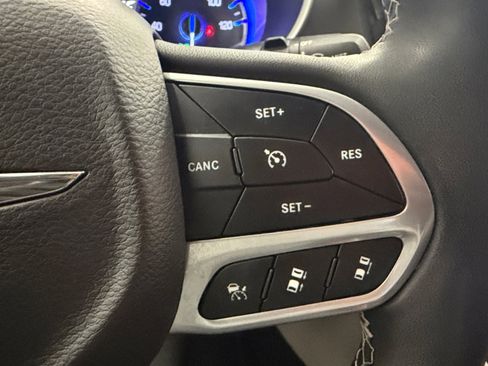 Used 2023 Chrysler Pacifica Touring-L FWD image 44