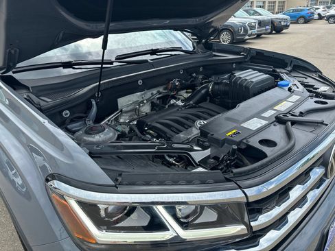 Certified 2022 Volkswagen Atlas Cross Sport SEL R-Line AWD/4WD image 50