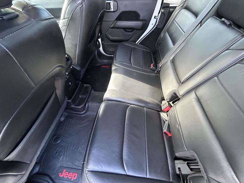 Used 2018 Jeep Wrangler Unlimited Sahara image 11