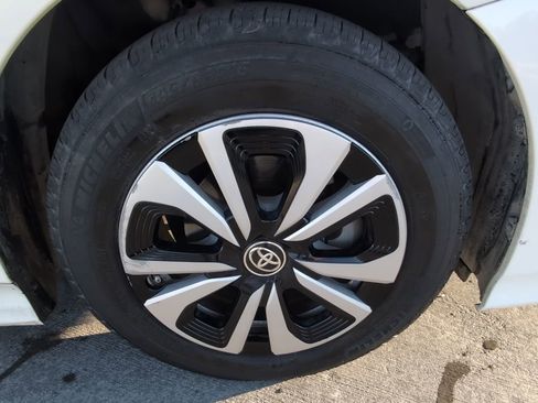 Used 2017 Toyota Prius Prime Premium image 30