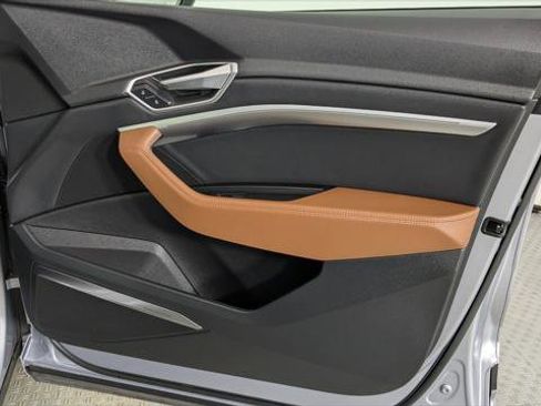 Used 2022 Audi e-tron Premium Plus w/ Premium Plus Package image 22